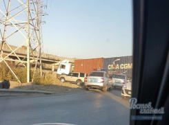 В Ростове большегруз и джип умудрились улететь в канаву на прямой, спокойной дороге