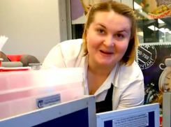 Блондинку-стюардессу новой скоростной «Ласточки» между Ростовом и Новороссийском поймали на видео