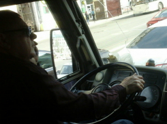 Управлявший автобусом одной рукой водитель-лихач нахамил пассажирке в Ростове