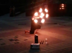 Фееричное ночное фаер-шоу в центре Ростова восхищенные горожане сняли на видео 