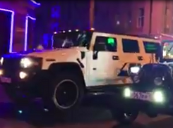 Грохочущие гонки самого громкого Hummer Ростова и «козла» попали на видео  