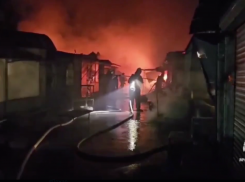 В Аксае пожарные ликвидировали возгорание на складе стройматериалов