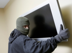 В Ростове двое постояльцев украли из гостиницы телевизор
