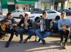 Зажигательные народные мелодии в исполнении уличных музыкантов заставили пуститься в пляс в Ростове  