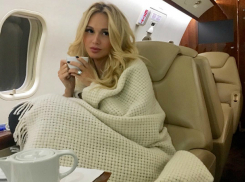 Секс-бомба Виктория Лопырева показала поклонникам уставшее лицо после перелета через три страны