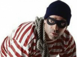 Молодой фетишист камнем разбил окно квартиры, чтобы украсть одежду хозяина под Ростовом