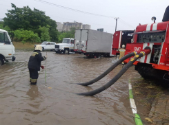 Спасатели начали откачивать воду с затопленных улиц Ростова