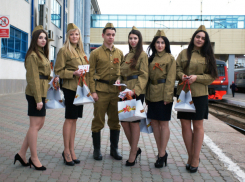 Молодые красавицы в солдатской форме удивили пассажиров железнодорожного вокзала Ростова