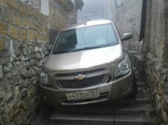 Застрявшего на узких ступеньках между домами ростовчанина в иномарке высмеяли жители Крыма