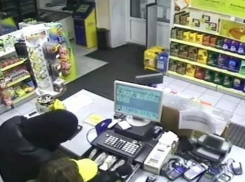 В Аксае грабители в масках и с автоматами за полчаса ограбили две заправки