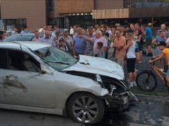 В Ростове водитель Hyundai Equus пробил ограду разделительной полосы и вылетел на тротуар 