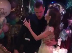 Роковая красотка из Ростова в объятиях влюбленного Дмитрия Тарасова попала на видео