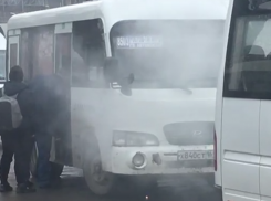 Ростовская маршрутка с пассажирами задымила и заискрилась во время рейса