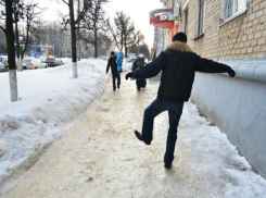 Опасный гололед и слякоть на дорогах омрачат жителям Ростова последний день рабочей недели