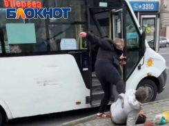 В центре Ростова женщина набросилась на пассажира маршрутки из-за непристойного поведения рядом с подростком