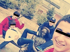 Подростки из Новочеркасска устроили глумливое селфи около памятника казаку