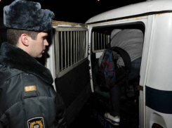  Таксист из Ростовской области  отбился от вооруженных грабителей, защищая машину 