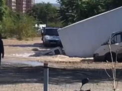 В Ростове на Орбитальной несколько машин провалились под землю из-за коммунальной аварии