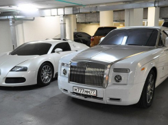 В центре Ростова припарковался Rolls Royce, стоимостью в несколько десятков миллионов рублей 