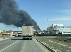 Крупный пожар на складе с горючим тушат в селе Крым под Ростовом