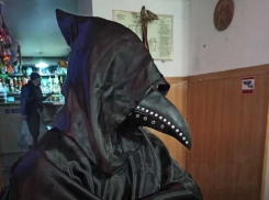 Ростовчанин вышел на прогулку в костюме «чумного доктора»