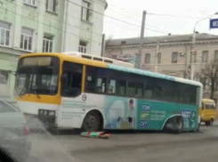 В центре Шахт пассажирский автобус лишился колес, угодив в яму