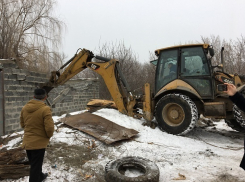 Самострои на берегу Дона сносят экскаваторами в Ростове