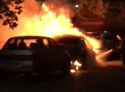 Горящий у дома автомобиль испугал жителей СЖМ Ростова на видео