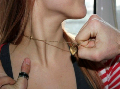 Запуганная женщина «подарила» рецидивисту все свои украшения под Ростовом