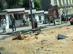 Мутный гейзер из жижи странного цвета затопил улицы в центре Ростова