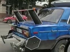 Приземлившаяся на крышу «шестерки» летающая тарелка попала на видео в Ростове