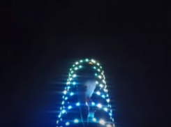 Свисающие с «огненного» шпиля многоэтажки подростки-экстремалы ужаснули ростовчан на видео