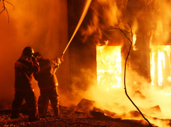 В Таганроге почти два часа тушили баню 
