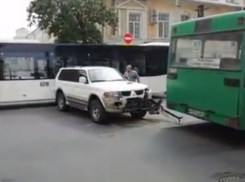 Дерзкий внедорожник устроил таран автобуса в центре Ростова