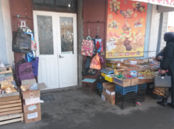 Уличную торговлю на картонных коробках признали в Ростовской области вне закона