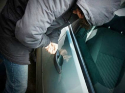 Дерзкий угон приметной «Лады» с парковки возле жилого дома в Ростове попал на видео 