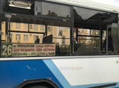 Осколками лопнувшего стекла засыпало пассажиров автобуса в Ростове