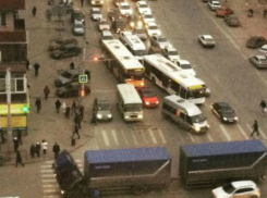 Экстренная блокировка тормозной системы фуры «Почты России» стала причиной транспортного коллапса в центре Ростова