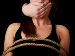 Обленившиеся убирать дома отец и сын завели рабынь и понесут за это наказание