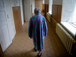 89-летяя пенсионерка из Мясниковского района попала в больницу с обезвоживанием  после того, как ее связали 