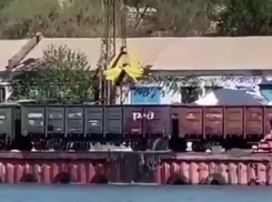 Сотрудники порта отмывали вагоны от угля водой из Дона