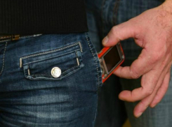 Случайное «объятие» с незнакомцем стоило дорогого мобильника женщине в кафе Ростова