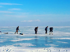 Экстремальный хоккей на льду Азовского моря устроили жители Ростовской области