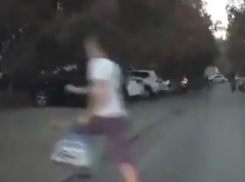 Выскочивший под колеса авто школьник вызвал «словесный инфаркт» у водителя в Ростове на видео