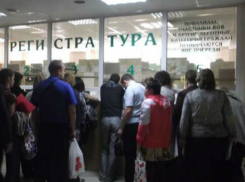 Женщина умерла в очереди в поликлинику на глазах у шокированных пациентов в Ростовской области