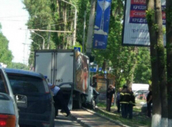 Потерявшую управление «Газель» с мертвым водителем остановила опора ЛЭП в центре Ростова