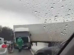 ДТП с фурой заблокировало движение по трассе под Ростовом и попало на видео