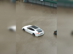 В Ростове на Извилистой горожане спасают свои утонувшие машины