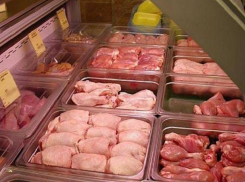 Опасную курятину и сардельки заставили уничтожить продавца в Ростовской области