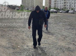 Дерзкие мошенники на парковке возле рынка в Ростове угрожали девушке и попали на фото